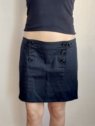 Mini falda negra corte recto H&M con botones