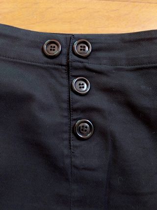 Mini falda negra corte recto H&M con botones