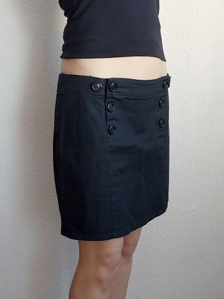 Mini falda negra corte recto H&M con botones