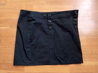 Mini falda negra corte recto H&M con botones