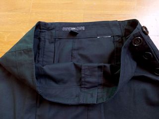 Mini falda negra corte recto H&M con botones
