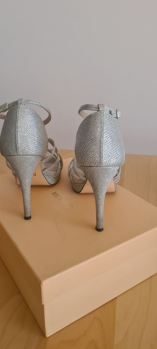 Sandalias de tacón plateado