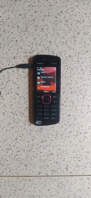 Móvil con cargador...NOKIA 5220 XpressMusic...