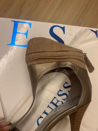 SANDALIA GUESS DORADA