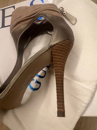 SANDALIA GUESS DORADA