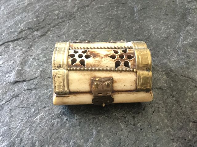 JOYERO PEQUEÑO MADERA TALLADA.