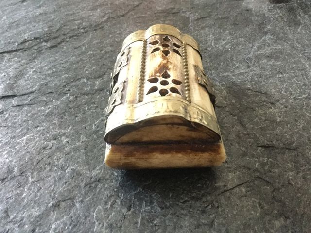 JOYERO PEQUEÑO MADERA TALLADA.