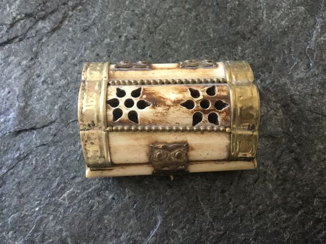 JOYERO PEQUEÑO MADERA TALLADA.