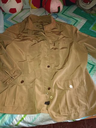 chaqueta ,estilo gabardina Elena miró