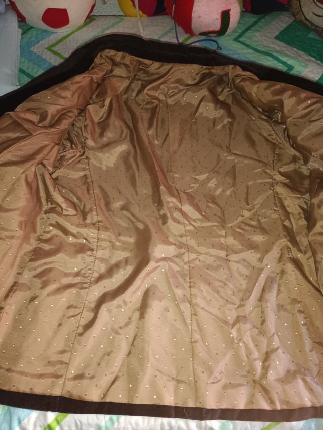 chaqueta ,estilo gabardina Elena miró