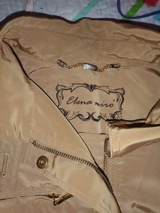 chaqueta ,estilo gabardina Elena miró