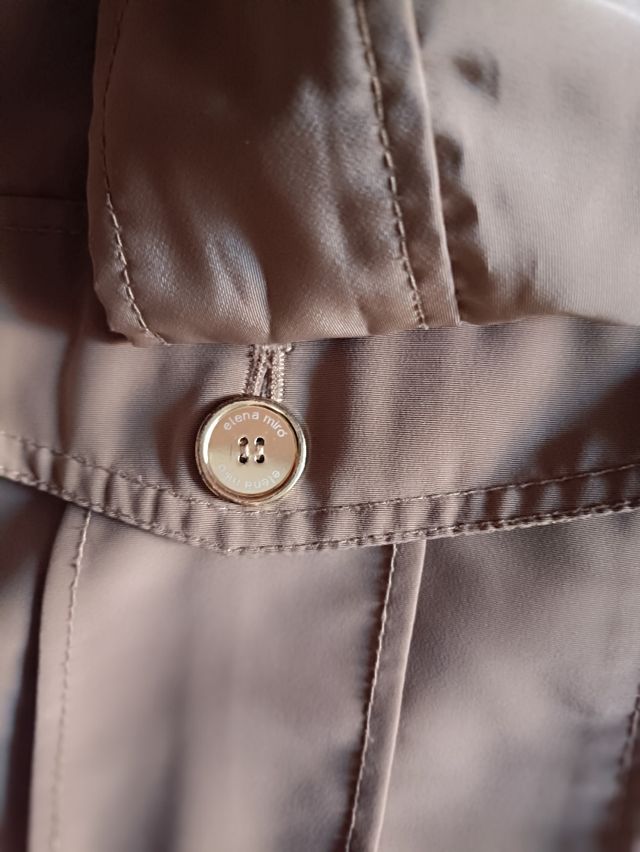 chaqueta ,estilo gabardina Elena miró