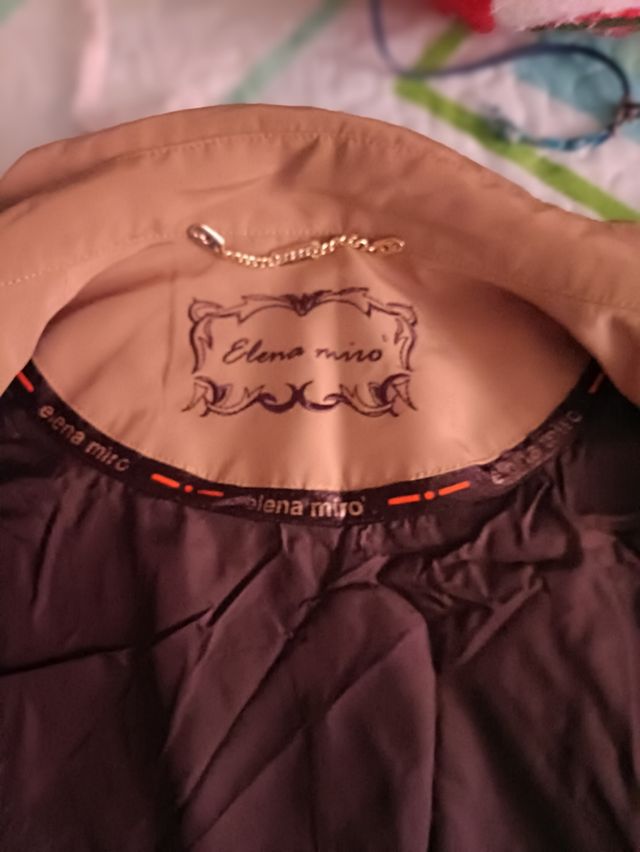 chaqueta ,estilo gabardina Elena miró