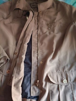 chaqueta ,estilo gabardina Elena miró