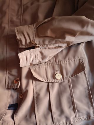 chaqueta ,estilo gabardina Elena miró