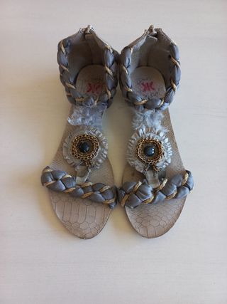 Sandalias planas con plumas
