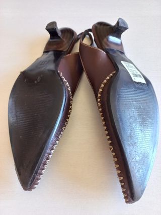 Zapatos de cuero marrón.