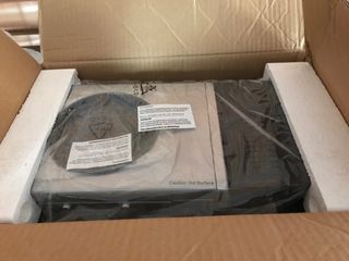 centro de desayuno con cafetera, horno y plancha