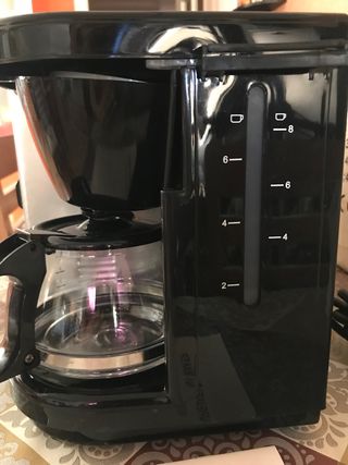 centro de desayuno con cafetera, horno y plancha