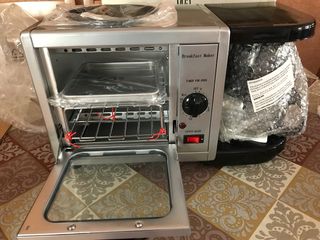 centro de desayuno con cafetera, horno y plancha