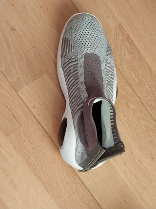 Zapatillas 👟 Nike alta cremallera en talón. Usada