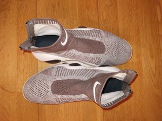 Zapatillas 👟 Nike alta cremallera en talón. Usada