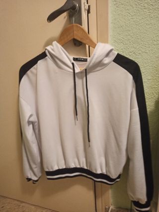 Sudadera blanca con rayas negras