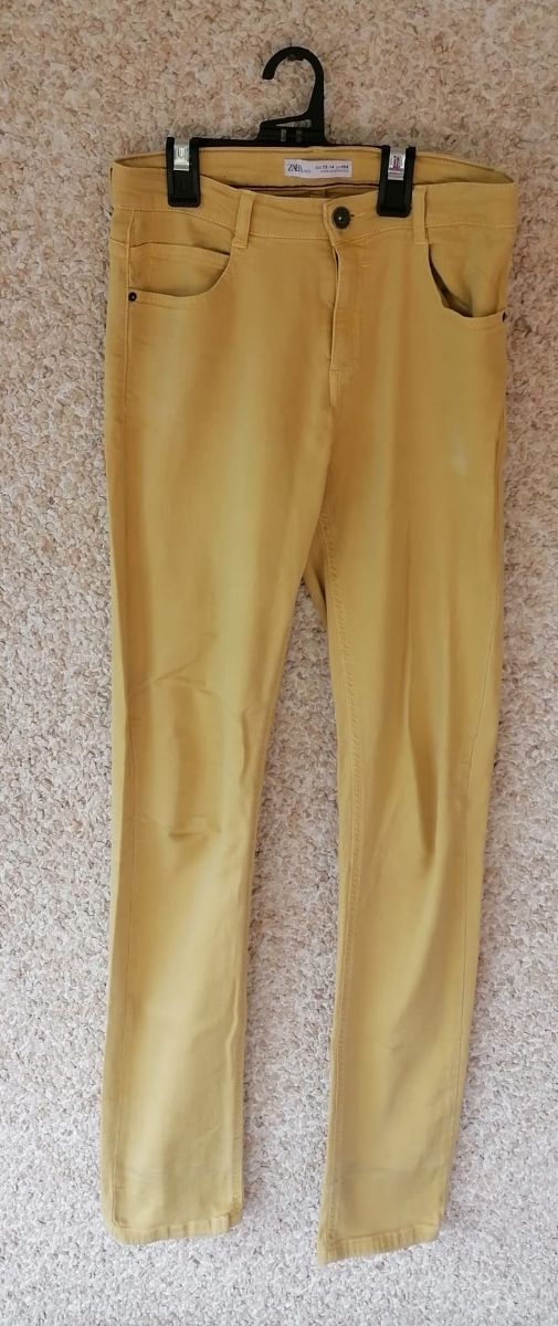 Pantalón amarillo zara