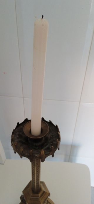 Antiguo candelabro de bronce