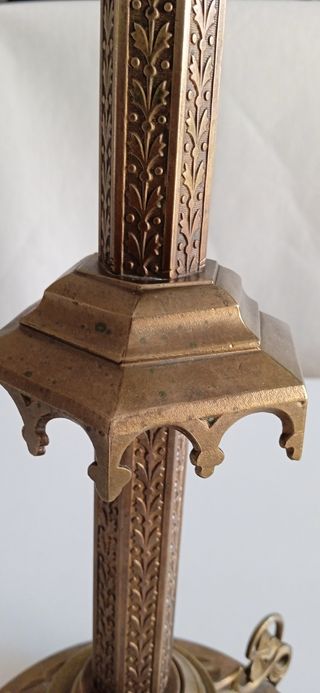 Antiguo candelabro de bronce