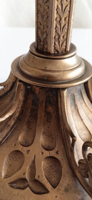 Antiguo candelabro de bronce