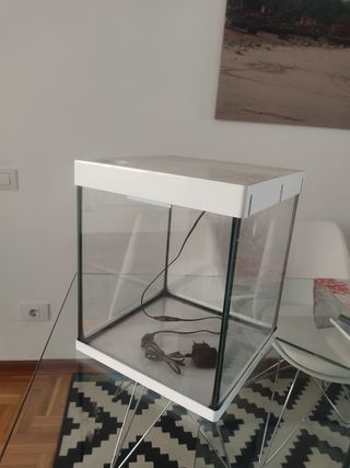 pecera cuadrada con luz muy bonita