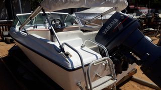Barco glastron laraya