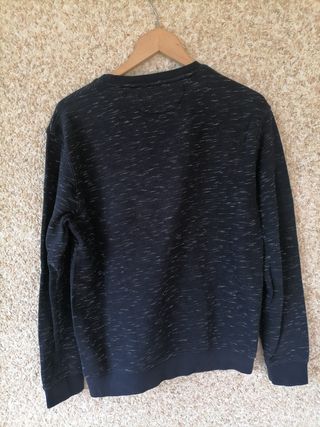 Sudadera negra Zara.