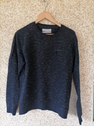Sudadera negra Zara.
