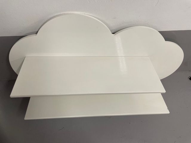 Estantería infantil con forma de nube.