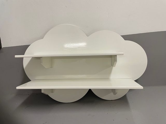 Estantería infantil con forma de nube.