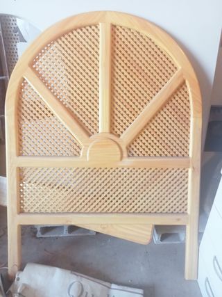 2 Cabeceros de 105, 1 mesita, mesa de estudio.