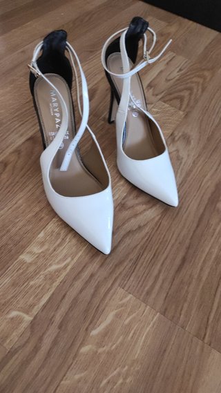 zapatos de tacón blanco y negro