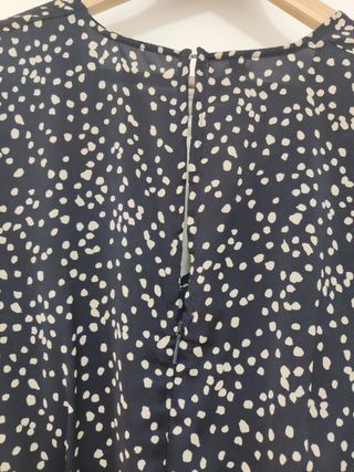 mono de tópicos negro y beige 