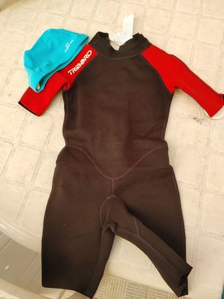 Traje neopreno y gorro 6 años