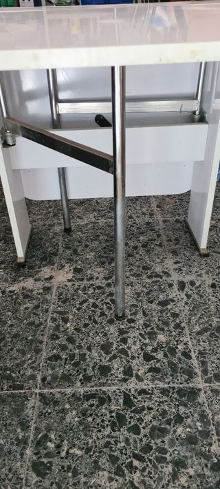 Tavolo pieghevole bianco in formica