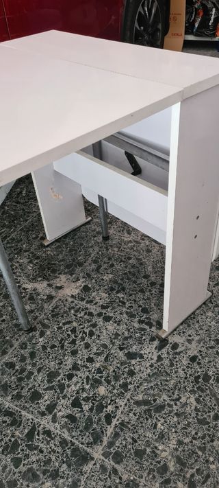 Tavolo pieghevole bianco in formica