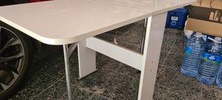 Tavolo pieghevole bianco in formica