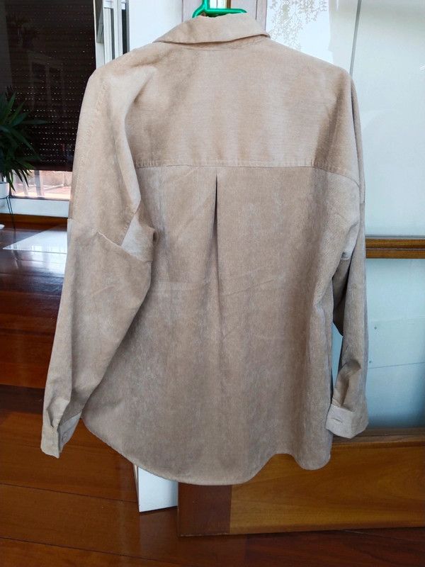 Sobrecamisa beige de terciopelo de Stradivarius