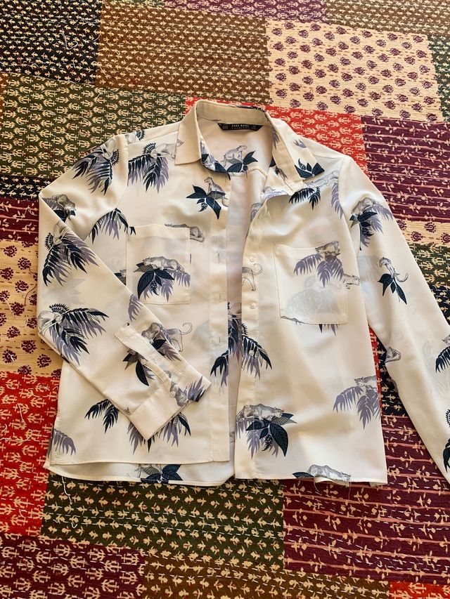 Camisa blanca estampada animales