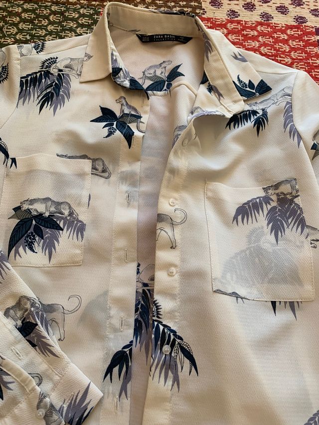 Camisa blanca estampada animales