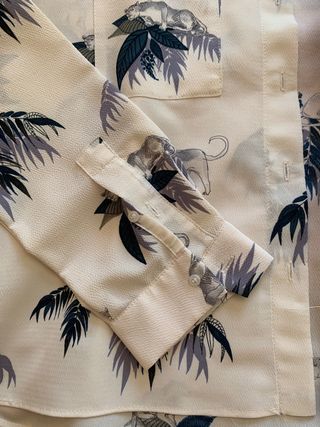 Camisa blanca estampada animales