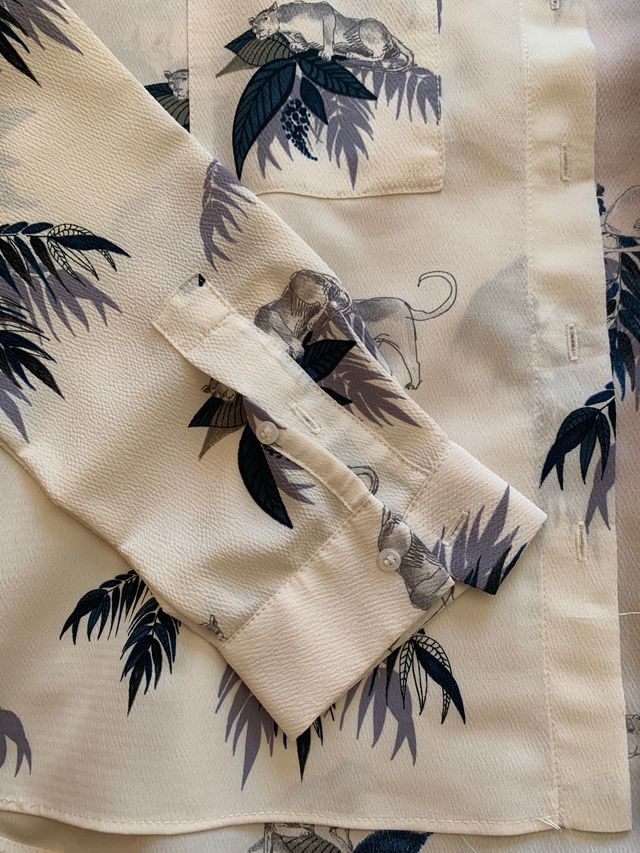 Camisa blanca estampada animales