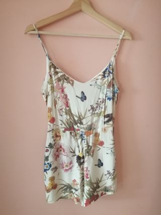 Vestido short flores. Tall L. Bershka. Tirantes.